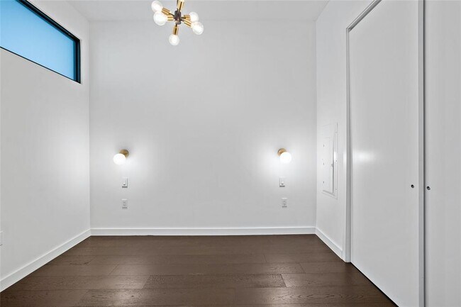 Building Photo - 800 Embassy Dr