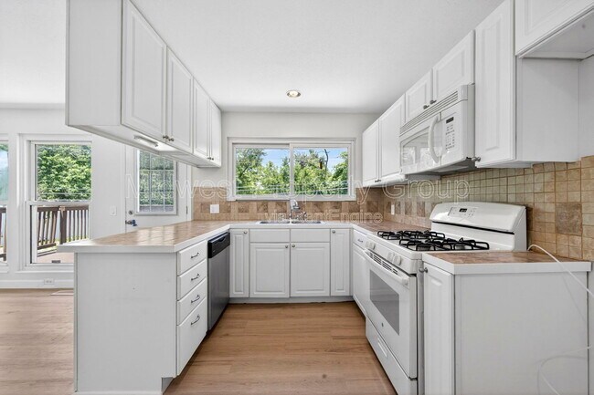 Building Photo - 2765 Chelsea Dr