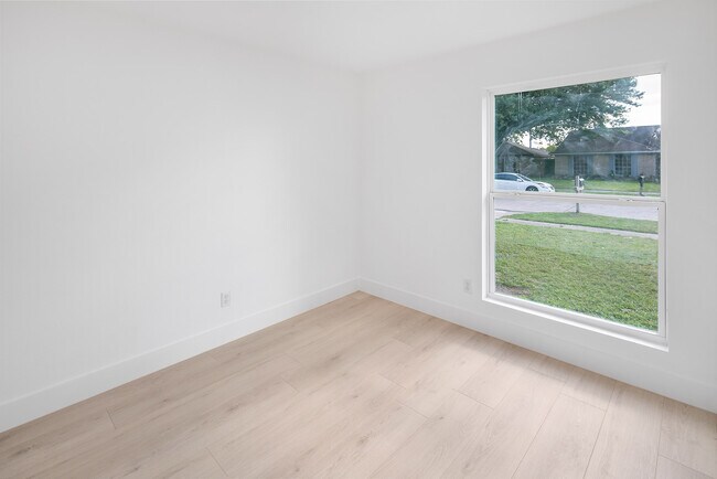 Building Photo - 10814 Mackenzie Dr