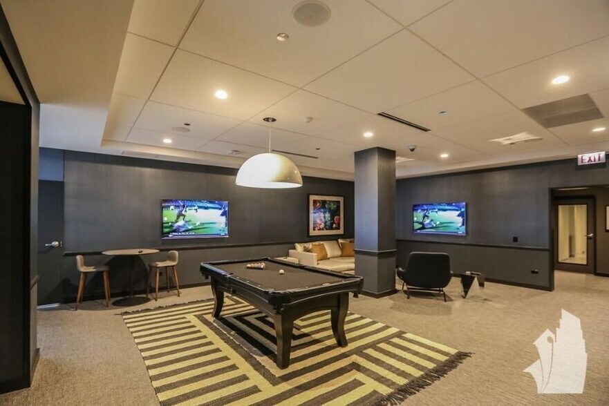 Building Photo - 637 N Wells St