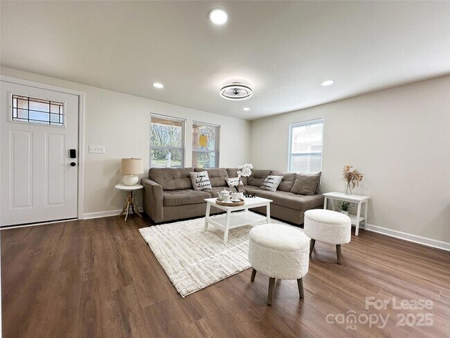 Building Photo - 226 Malvern Dr SW