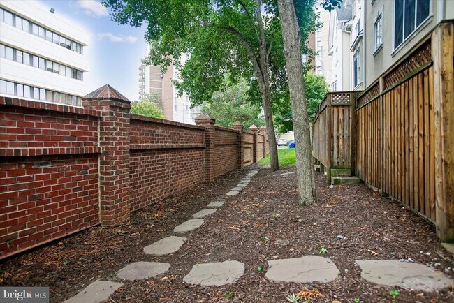 Building Photo - 1309 McLean Crest Ct
