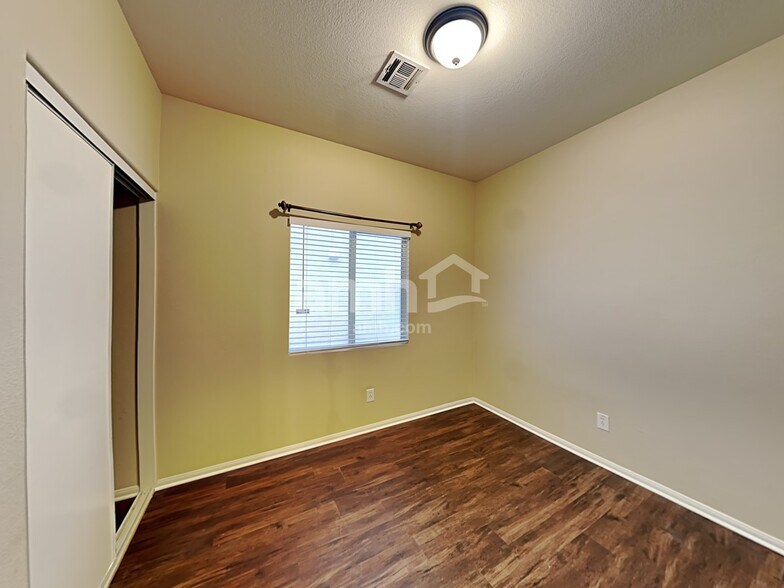 Building Photo - 1852 E Pyle Ave