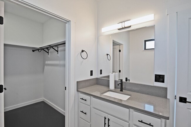 Building Photo - 1495 Oxbow Dr