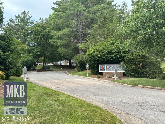 Building Photo - 2527 Gatehouse Ln
