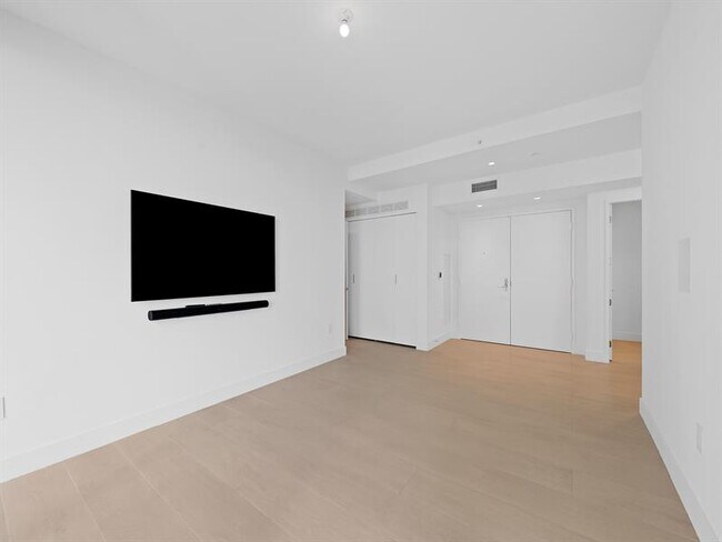 Building Photo - 700 NE 24th St