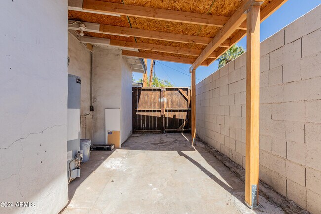 Building Photo - 723 E Sunnyslope Ln