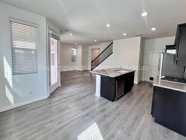 Building Photo - 2560 Daisy Dr