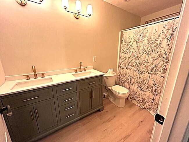 Building Photo - Mt Juliet 3 Bedroom 2 Bath Home with Fenced Backyard