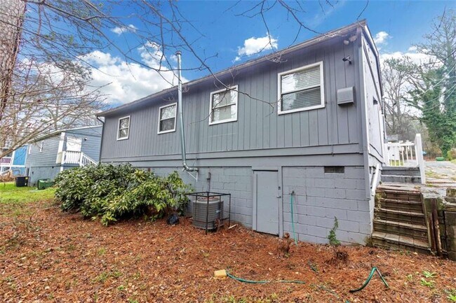 Building Photo - 2290 Swallow Cir SE