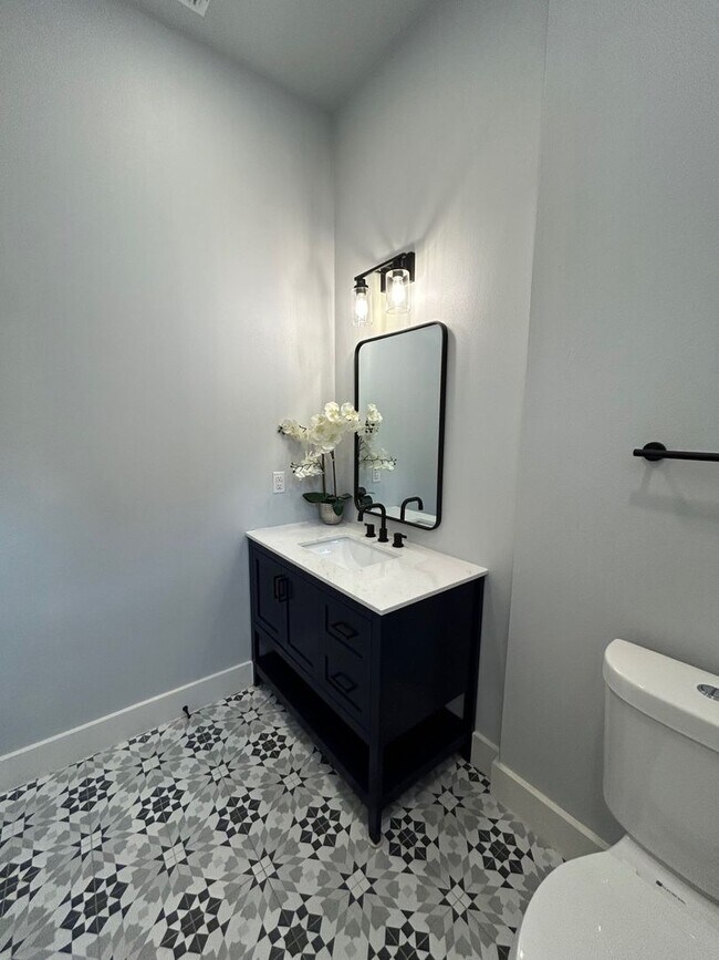 Building Photo - 2BED / 1BATH Condo/Townhome For Lease! Available NOW!