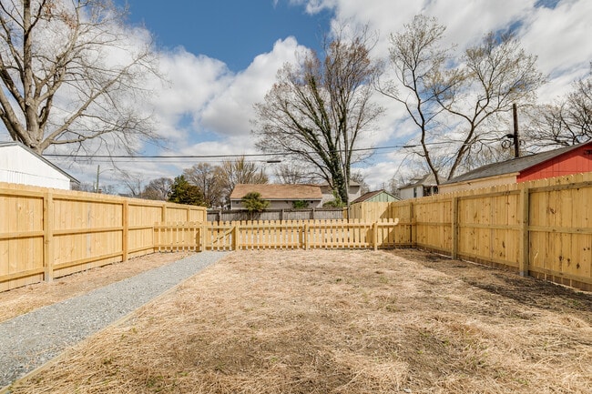 Building Photo - 313 W 26th St