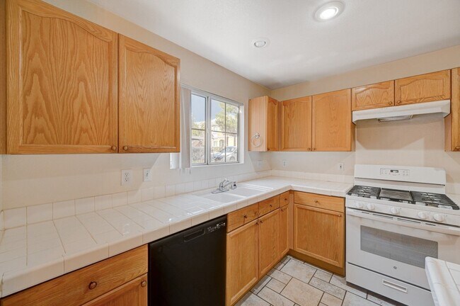 Building Photo - Beautifully Designed 2 Bedroom Condo in North Summerlin!