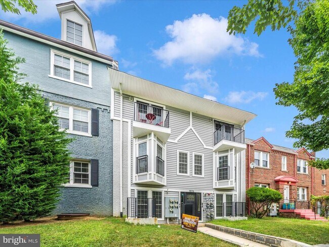 Building Photo - 1826 Independence Ave SE
