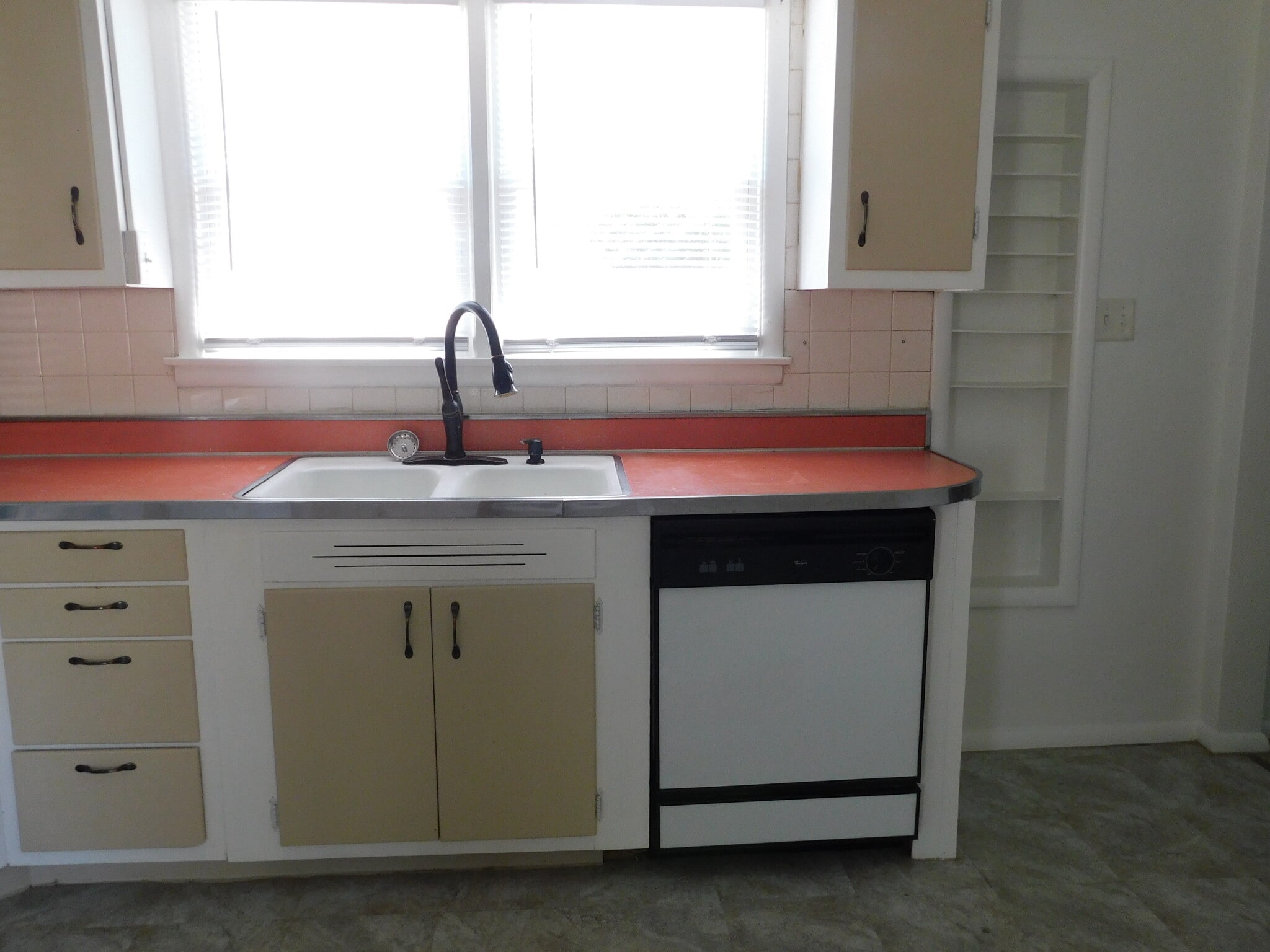 Building Photo - 429 N Trunck Ave