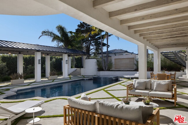 Building Photo - 7052 Dume Dr