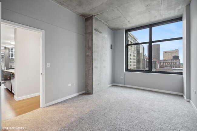 Building Photo - 235 W Van Buren St