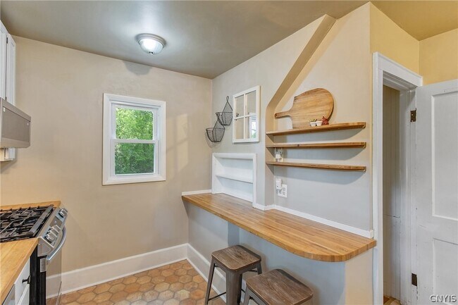 Building Photo - 562 Buckingham Ave