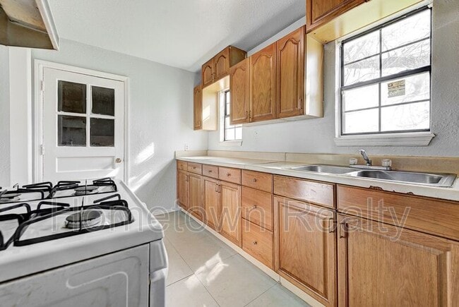 Building Photo - 412 Monroney Dr