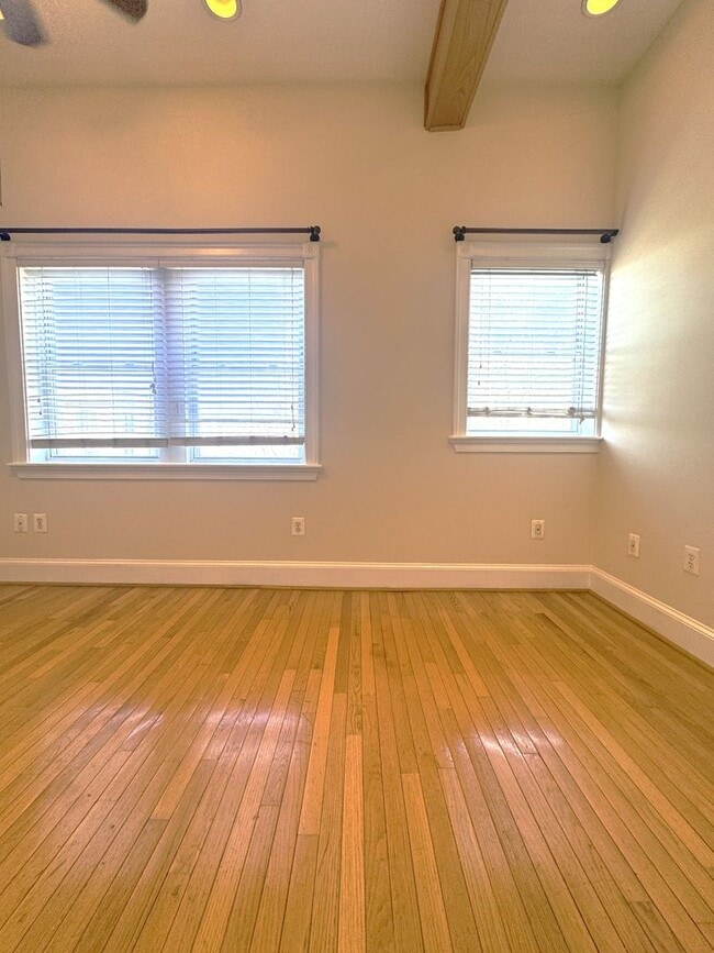 Building Photo - Charming 1BR/1BA Condo in the Heart of Shaw – Parking Included!