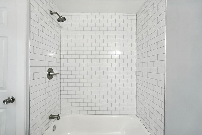 Building Photo - Newly Renovated, Large Home in Dayton!!