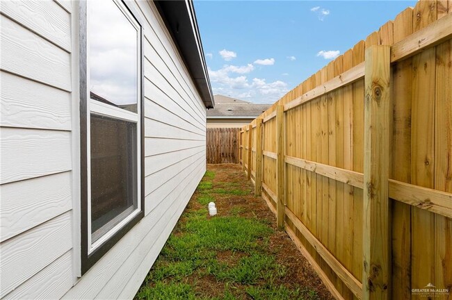 Building Photo - 2526 N Vly Cir