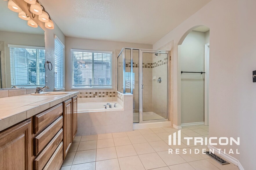 Building Photo - 5400 Cloverbrook Cir