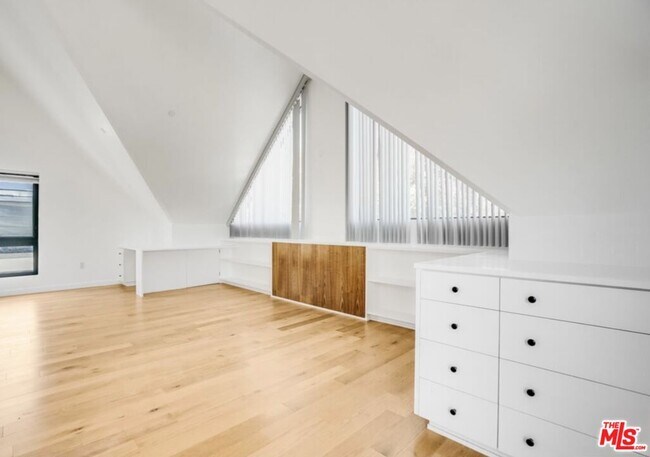 Building Photo - 3641 Greenwood Ave