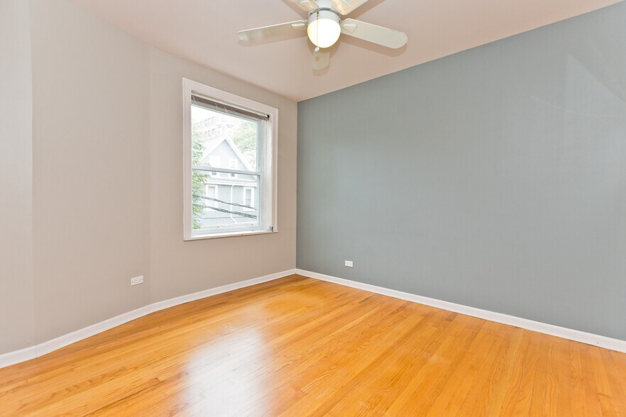 Building Photo - 4240 N Clarendon Ave