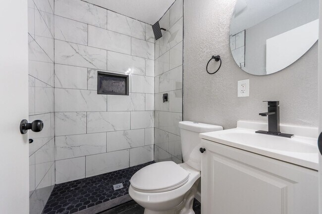 Building Photo - Spacious 4-Bed / 2-Bath Home – Half month ...