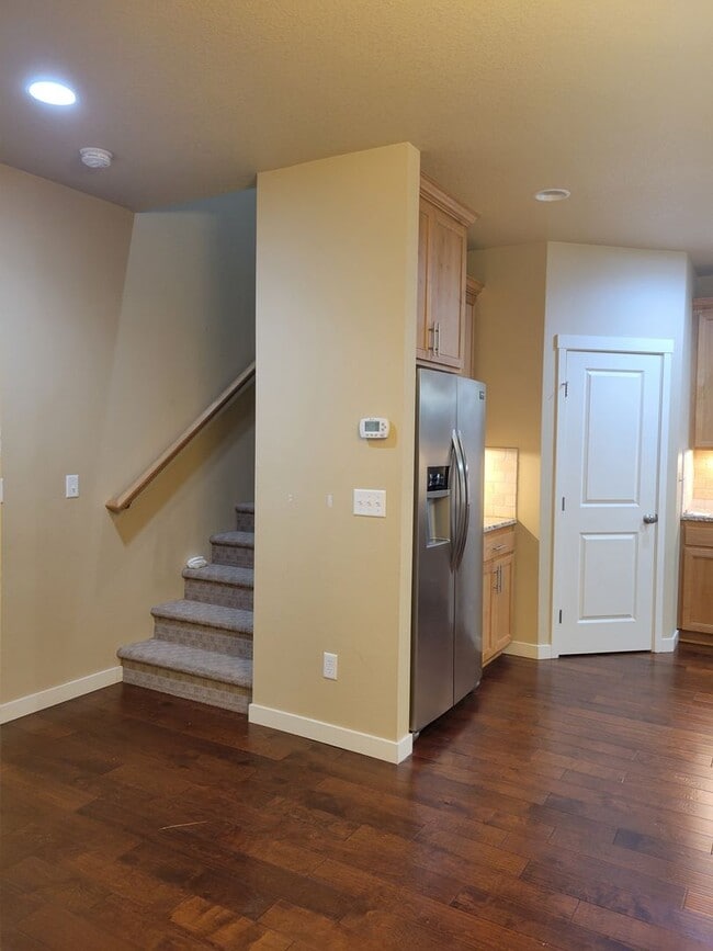 Building Photo - Beautiful Townhome in perfect location, only minutes from I-5