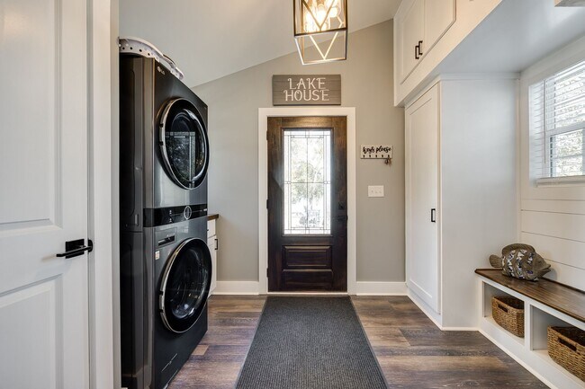 Building Photo - Beautiful Short term 2 bedroom 2 bath full...