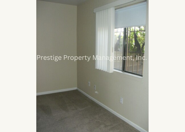 Building Photo - Cozy Townhouse with Bike trails, Screened ...