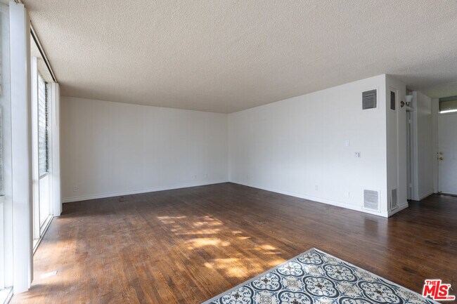 Building Photo - 11133 Rose Ave