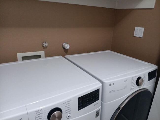 Building Photo - 3 Bedroom, 2 Bathroom Home! Schedule a Showing Today!