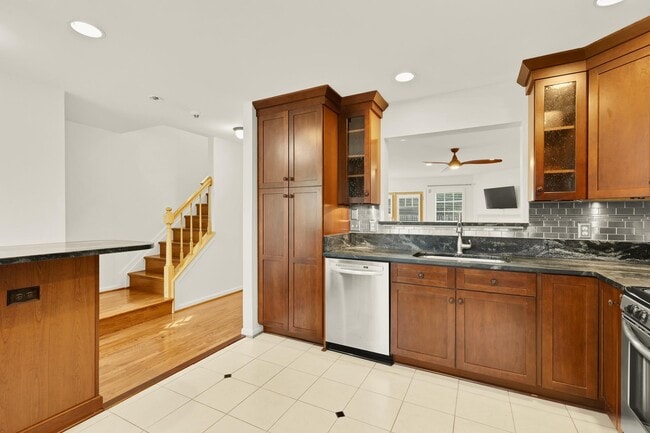 Building Photo - 1249 Quaker Hill Dr