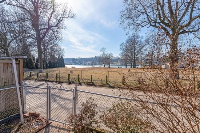 Building Photo - 114 Riverthorn Rd