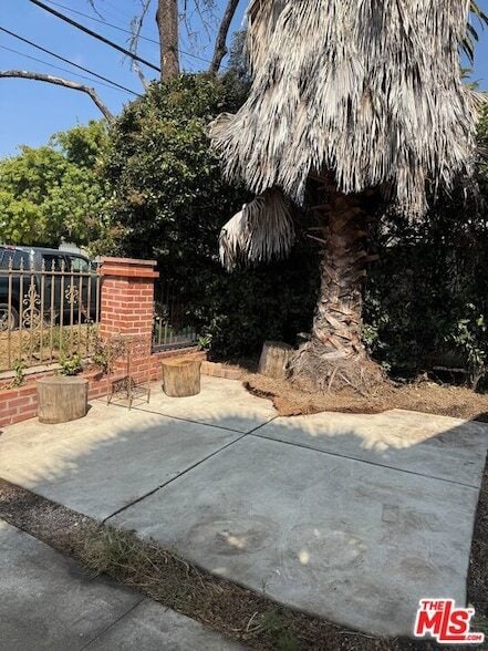 Building Photo - 1536 N Mariposa Ave