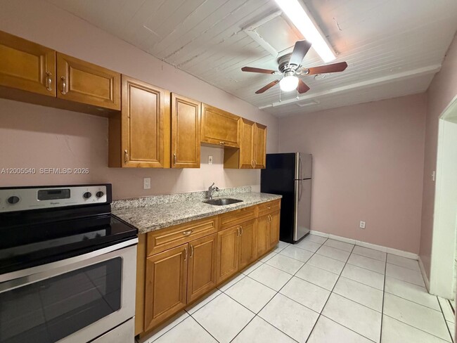 Building Photo - 2835 SW 37th Ct