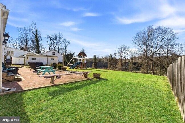 Building Photo - 4016 Hirst Dr