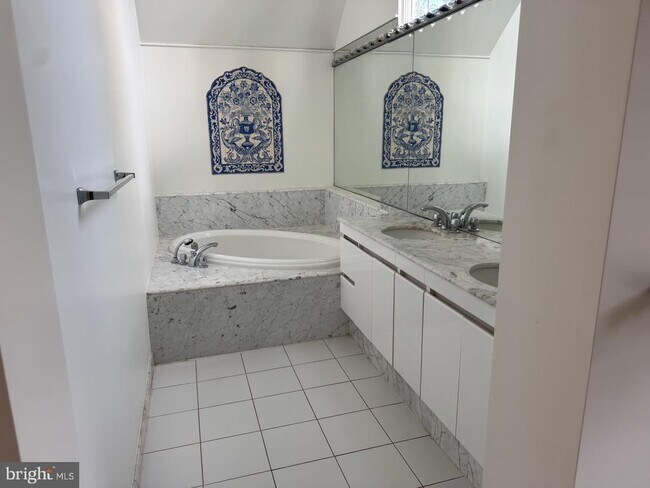 Building Photo - 4920 Butterworth Pl NW