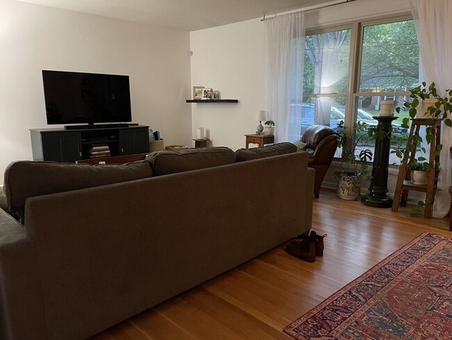 Building Photo - This gem is situated and Lovely 3BE/2BA on a quiet street in Warner Park