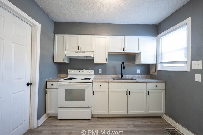 Building Photo - Cozy 2 Bed, 1 Bath Apartment in Indianapol...