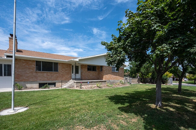 Building Photo - 11044 S Temple Dr