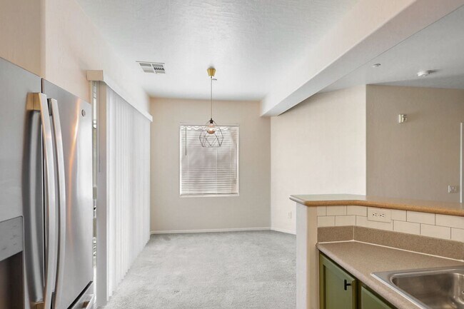 Building Photo - 3 Bed, 2 Bath, 1 Car Aliante Condo