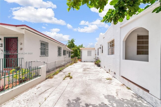 Building Photo - 2262 NW 5th St