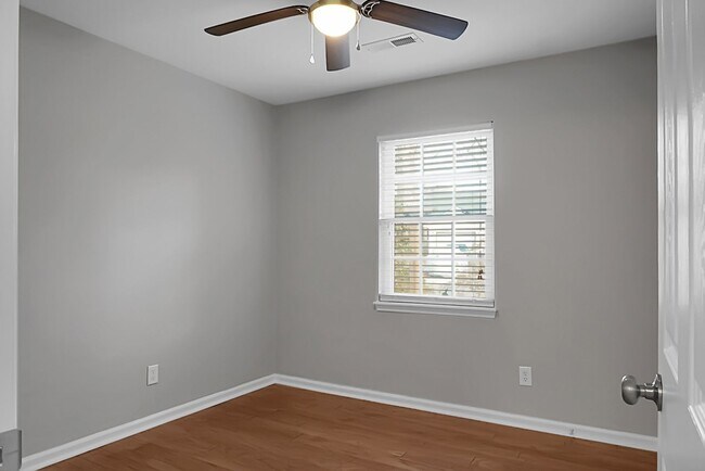 Building Photo - Charming 3 Bedroom 2 bathroom ready for you to call home!