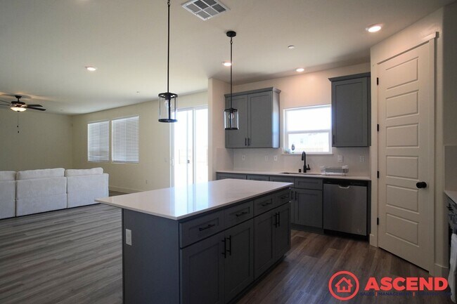 Building Photo - Lovely Home Near Frontier Highschool!