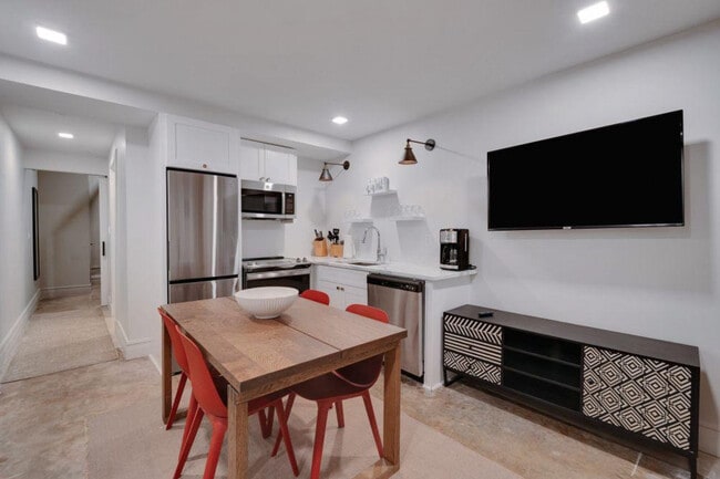 Building Photo - 505 E Travis St