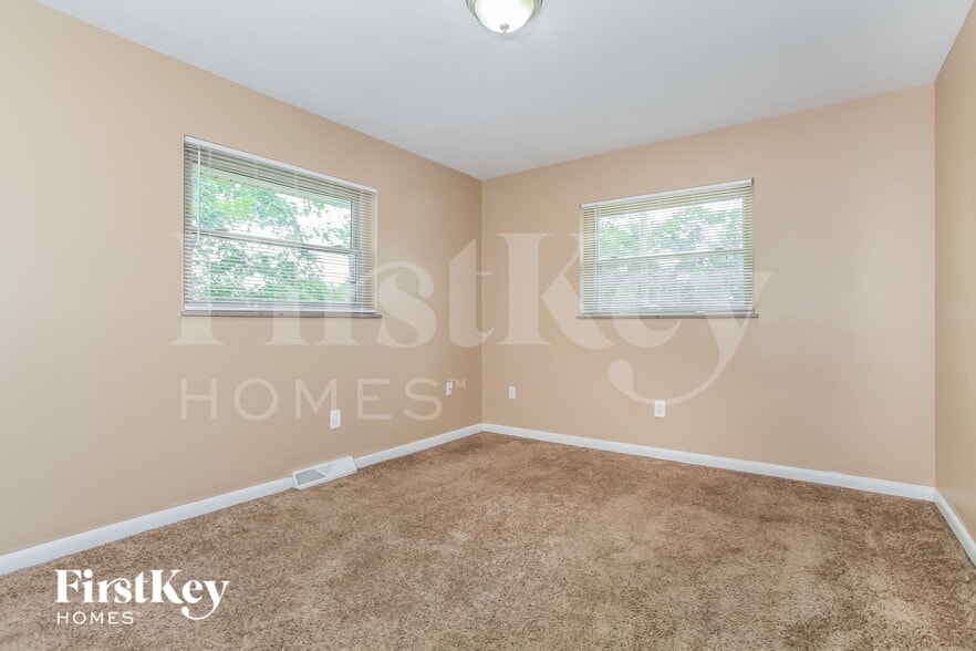 Building Photo - 1015 Thunderbird Dr